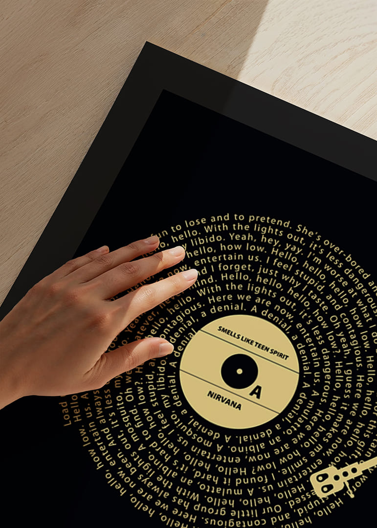 Grafikus bakelitlemez Nirvana dalszöveggel, sárga alapon fekete színben-12