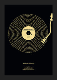 Grafisk vinylplade med Queen-tekst på sort og gul baggrund-1