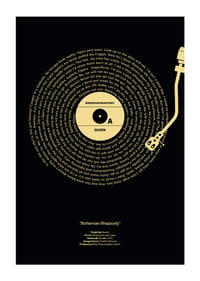 Grafisk vinylplade med Queen-tekst på sort og gul baggrund-3