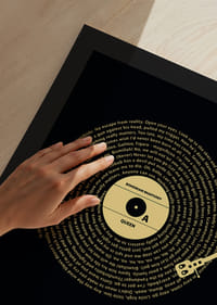 Grafisk vinylplade med Queen-tekst på sort og gul baggrund-9