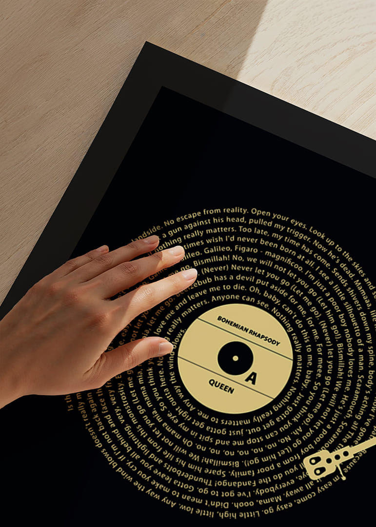 Grafisk vinylplade med Queen-tekst på sort og gul baggrund-12
