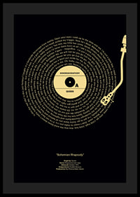 Disco de vinilo gráfico con texto de Queen sobre fondo negro y amarillo.-0