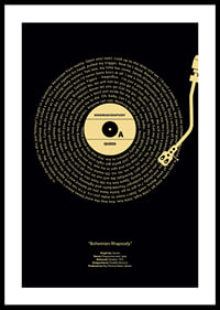 Disco de vinilo gráfico con texto de Queen sobre fondo negro y amarillo.-2