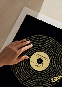 Disco de vinilo gráfico con texto de Queen sobre fondo negro y amarillo.-9
