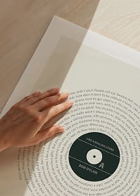 Grafisk illustration av vinylskiva med Bob Dylans text-9