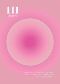 Abstrakt cirkulär illustration i rosa toner med texten 111-7