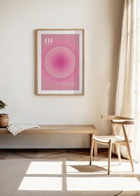 Abstrakt cirkulär illustration i rosa toner med texten 111-8
