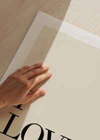 Le texte JE T'AIME avec un cœur en noir sur fond beige-3