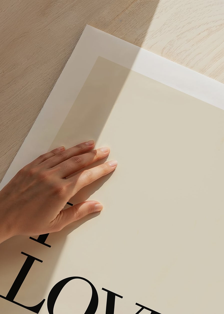 Le texte JE T'AIME avec un cœur en noir sur fond beige-12