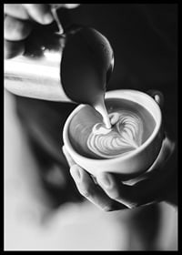 Svartvitt foto av barista som häller latteart i kopp-6