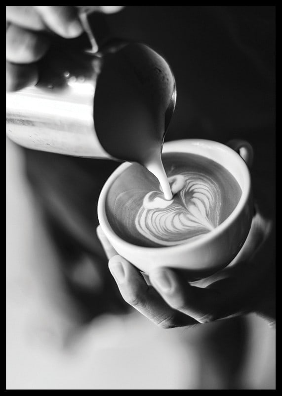Svartvitt foto av barista som häller latteart i kopp-12
