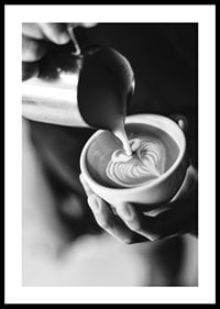 Svartvitt foto av barista som häller latteart i kopp-0