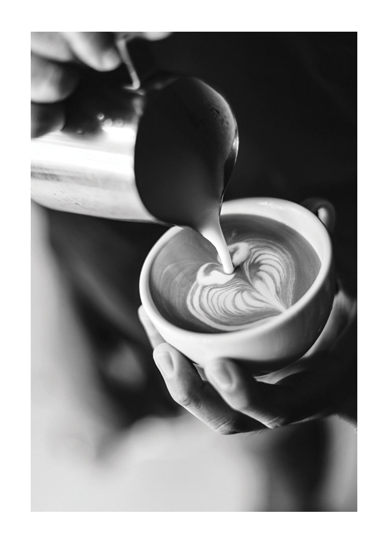 Svartvitt foto av barista som häller latteart i kopp-12