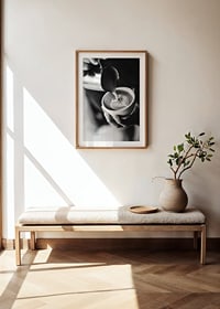 Svartvitt foto av barista som häller latteart i kopp-8
