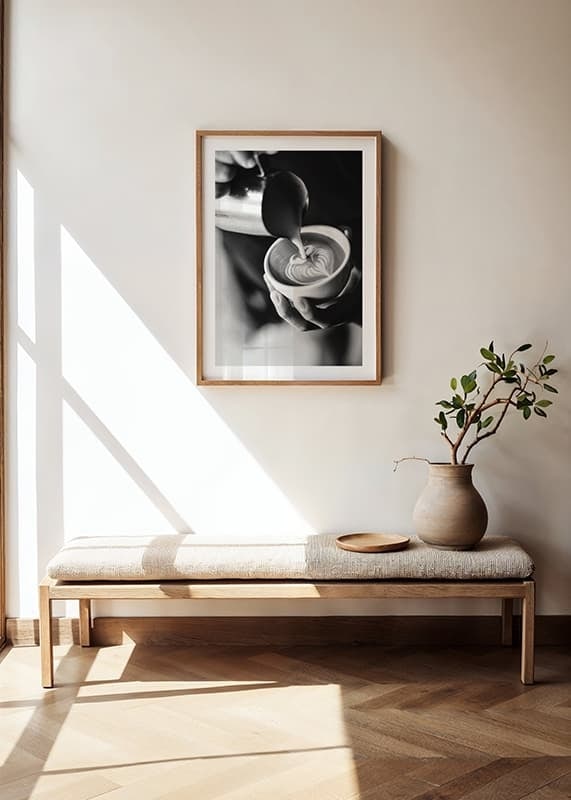 Svartvitt foto av barista som häller latteart i kopp-12