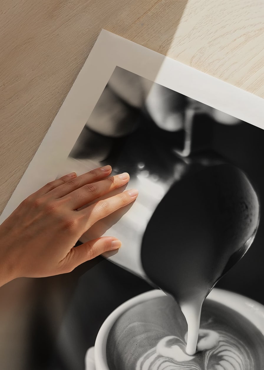 Svartvitt foto av barista som häller latteart i kopp-12