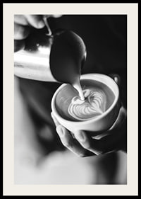 Svartvitt foto av barista som häller latteart i kopp-2