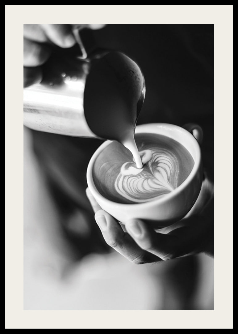 Svartvitt foto av barista som häller latteart i kopp-12