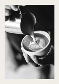 Svartvitt foto av barista som häller latteart i kopp-3