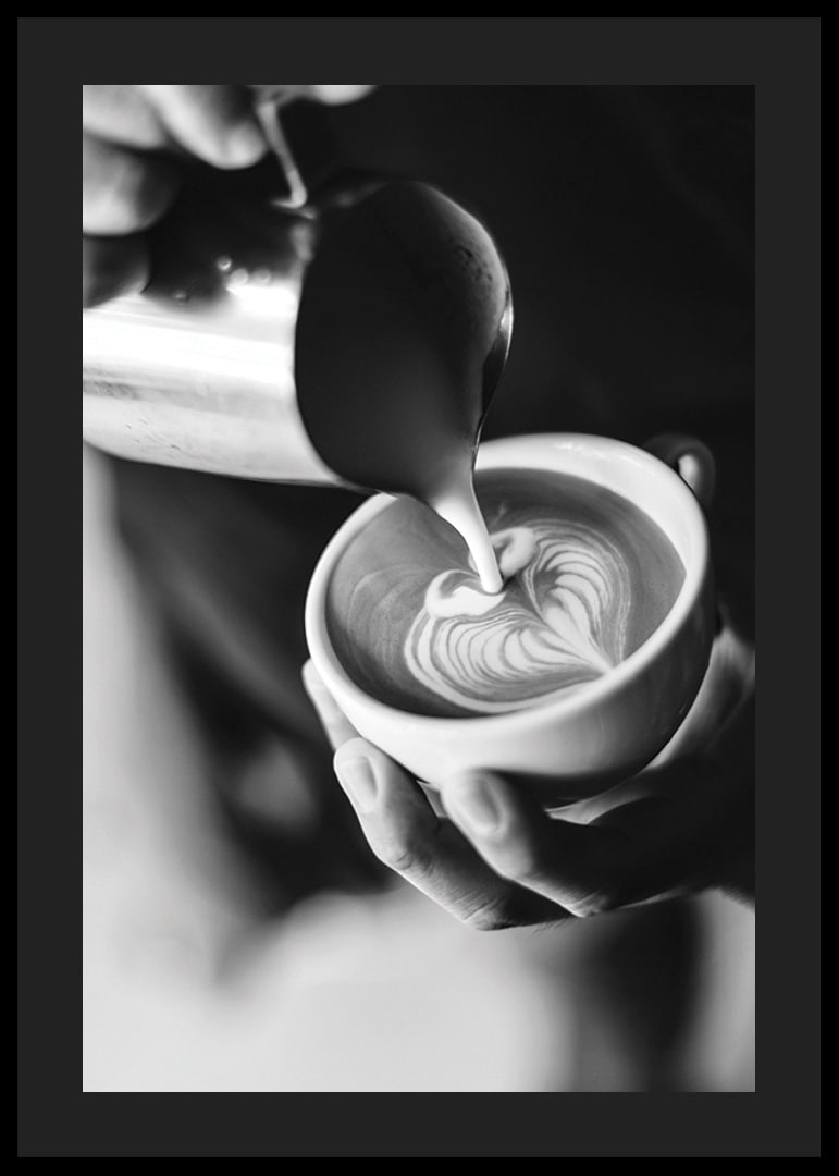 Svartvitt foto av barista som häller latteart i kopp-12