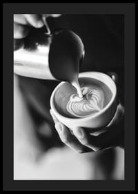 Čiernobiela fotografia baristu, ktorý nalieva latte art do šálky-4