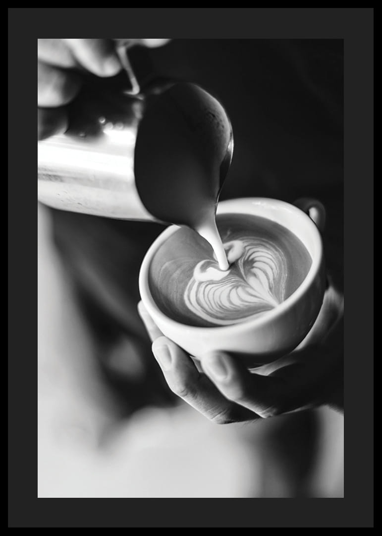 Čiernobiela fotografia baristu, ktorý nalieva latte art do šálky-12