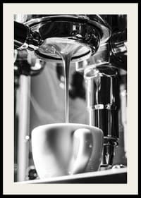 Photo en noir et blanc d'une machine à expresso préparant du café dans une tasse-2