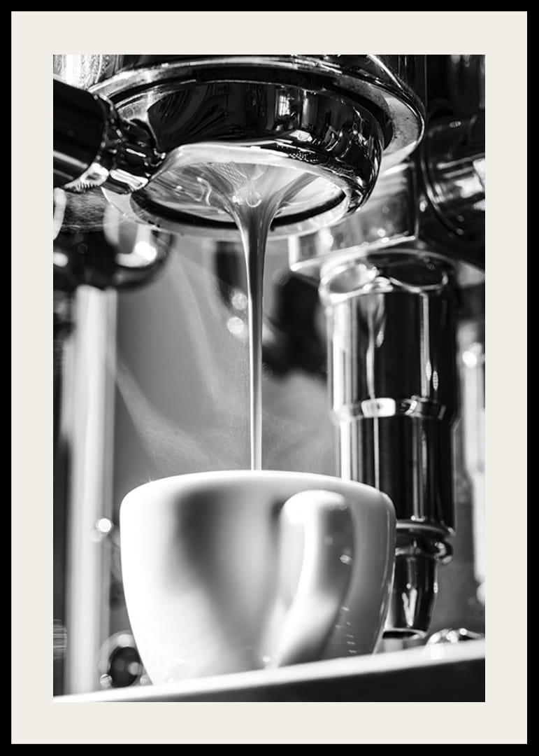 Photo en noir et blanc d'une machine à expresso préparant du café dans une tasse-12