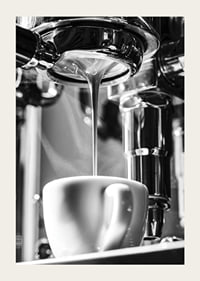 Svartvitt foto av espressomaskin som brygger kaffe i kopp-3
