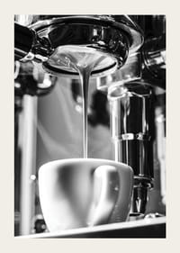 Photo en noir et blanc d'une machine à expresso préparant du café dans une tasse-3