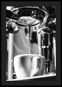 Svartvitt foto av espressomaskin som brygger kaffe i kopp-4