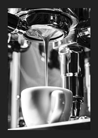 Svartvitt foto av espressomaskin som brygger kaffe i kopp-5