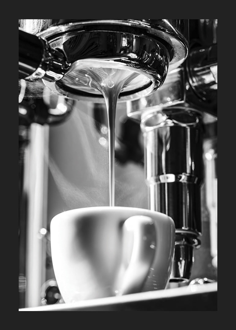 Svartvitt foto av espressomaskin som brygger kaffe i kopp-12