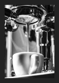 Photo en noir et blanc d'une machine à expresso préparant du café dans une tasse-5