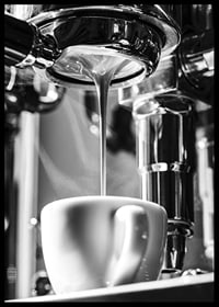 Svartvitt foto av espressomaskin som brygger kaffe i kopp-6