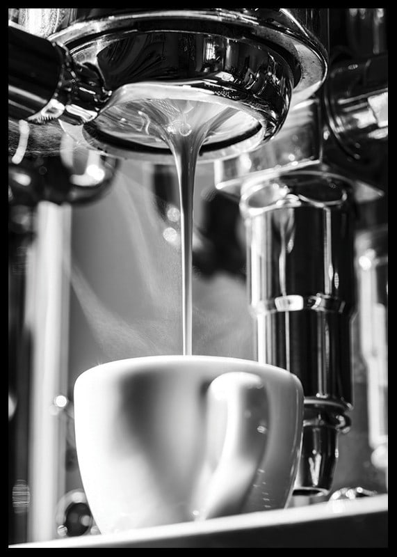 Svartvitt foto av espressomaskin som brygger kaffe i kopp-12