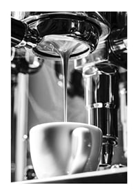 Svartvitt foto av espressomaskin som brygger kaffe i kopp-1