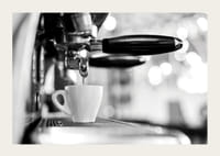Fotografie alb-negru a unui espressor cu ceașcă în timpul preparării-3