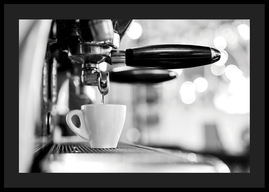 Fotografie alb-negru a unui espressor cu ceașcă în timpul preparării-12