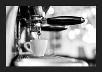 Fotografie alb-negru a unui espressor cu ceașcă în timpul preparării-5