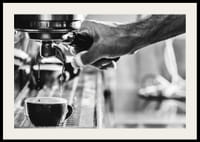 Schwarz-Weiß-Foto von handgebrühtem Espresso in einer Tasse-2