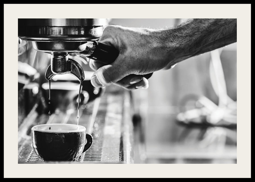 Schwarz-Weiß-Foto von handgebrühtem Espresso in einer Tasse-12