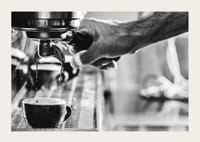 Schwarz-Weiß-Foto von handgebrühtem Espresso in einer Tasse-3