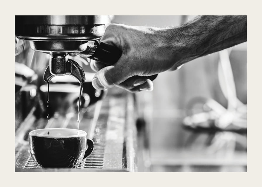 Schwarz-Weiß-Foto von handgebrühtem Espresso in einer Tasse-12
