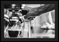 Schwarz-Weiß-Foto von handgebrühtem Espresso in einer Tasse-4