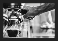 Schwarz-Weiß-Foto von handgebrühtem Espresso in einer Tasse-5