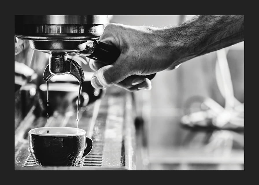 Schwarz-Weiß-Foto von handgebrühtem Espresso in einer Tasse-12