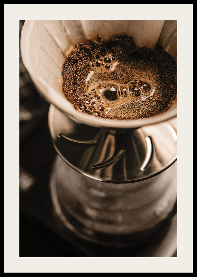 Gros plan d'une cafetière avec filtre dans des tons marron-12