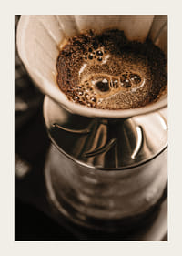 Gros plan d'une cafetière avec filtre dans des tons marron-3