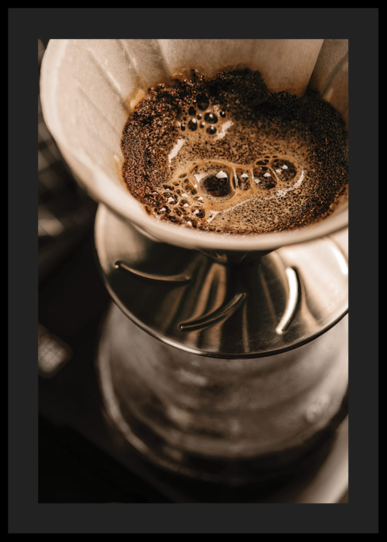 Gros plan d'une cafetière avec filtre dans des tons marron-12